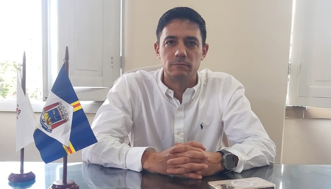 Prefeito anuncia reposição salarial de quase 5% para os servidores municipais